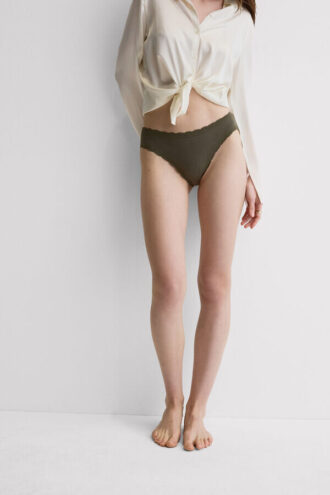 Baumwoll- und Spitzenhöschen