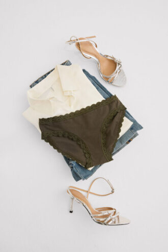 Baumwoll- und Spitzenhöschen