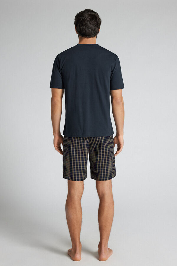 Blauer und cremefarbener Pyjama aus Stoff und Baumwolle mit Karomuster Blauer und cremefarbener Pyjama aus Stoff und Baumwolle mit Karomuster