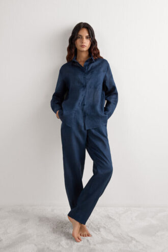 Das reine Leinenhemd aus Leinenstoff