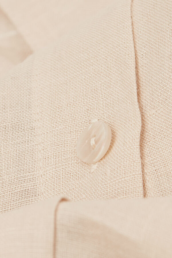 Das reine Leinenhemd aus Leinenstoff Das reine Leinenhemd aus Leinenstoff