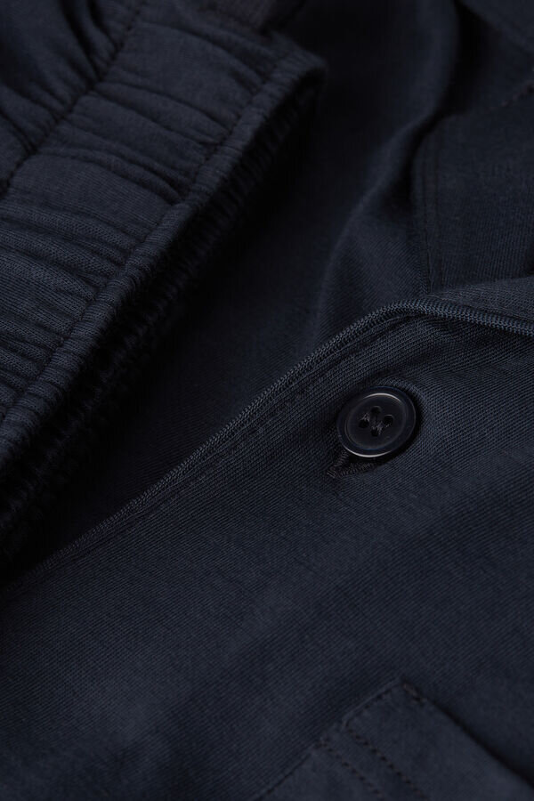 Langer Pyjama mit Knopfleiste aus hochwertiger Baumwolle Langer Pyjama mit Knopfleiste aus hochwertiger Baumwolle