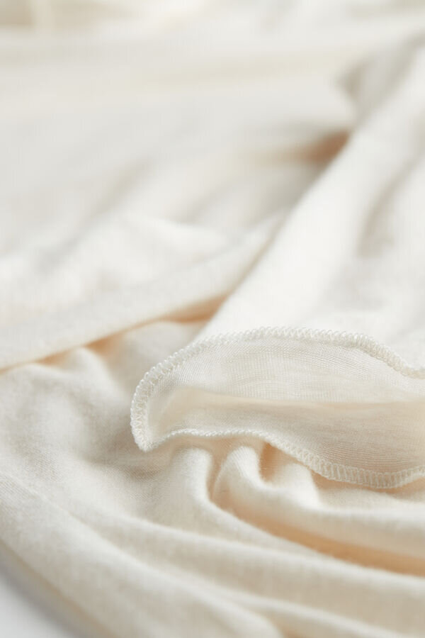 Modal-Kaschmir-Top mit hohem Kragen Modal-Kaschmir-Top mit hohem Kragen