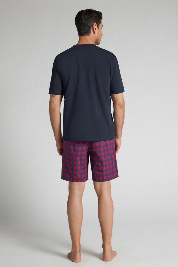 Roter und blauer Pyjama aus Stoff und Baumwolle mit Karomuster Roter und blauer Pyjama aus Stoff und Baumwolle mit Karomuster
