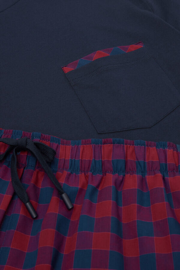 Roter und blauer Pyjama aus Stoff und Baumwolle mit Karomuster Roter und blauer Pyjama aus Stoff und Baumwolle mit Karomuster