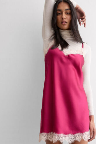 Seiden-Negligé mit kontrastierender Spitzenverzierung