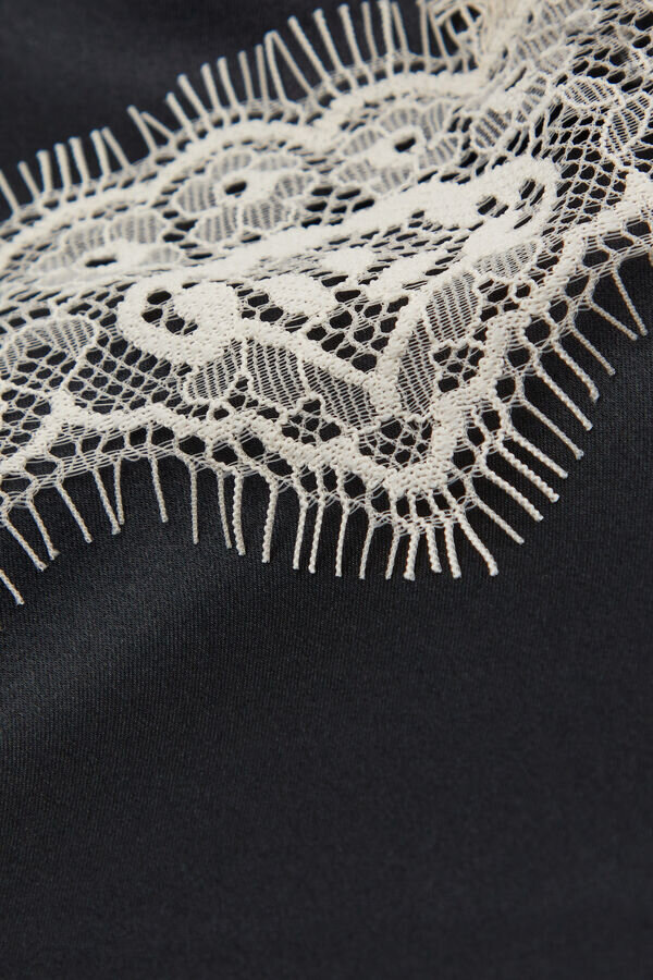 Seiden-Negligé mit kontrastierender Spitzenverzierung Seiden-Negligé mit kontrastierender Spitzenverzierung