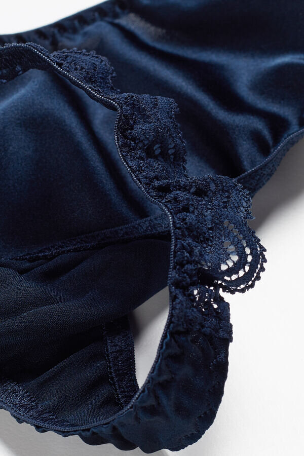 Seiden- und Spitzen-String Seiden- und Spitzen-String