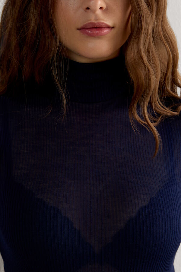 Top mit hohem Kragen aus Ultranatural mit Kaschmir Top mit hohem Kragen aus Ultranatural mit Kaschmir