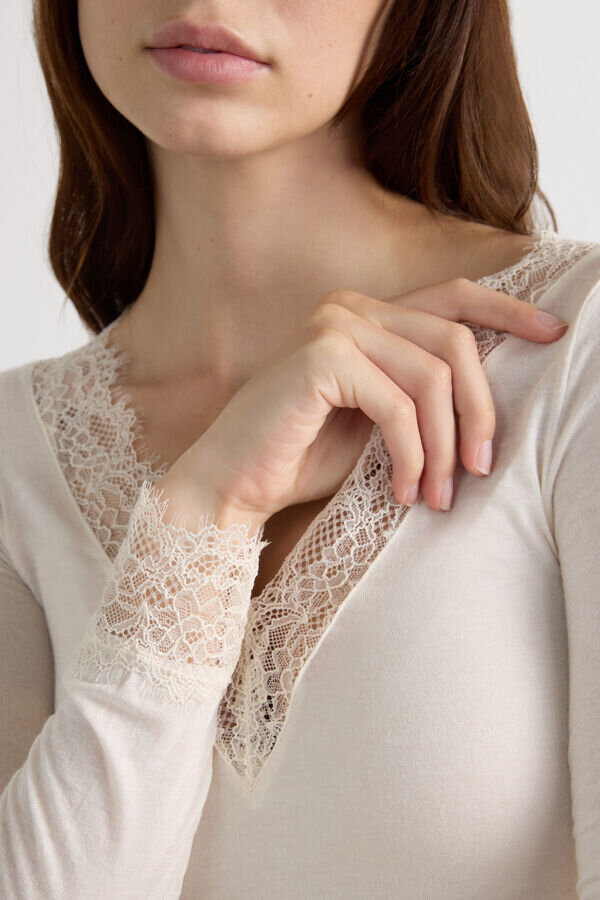 Ultraleichtes Kaschmir-Spitzenhemd mit langen Ärmeln Ultraleichtes Kaschmir-Spitzenhemd mit langen Ärmeln