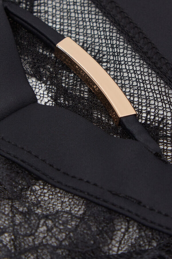 Verspielter Glamour-Thong aus Spitze Verspielter Glamour-Thong aus Spitze